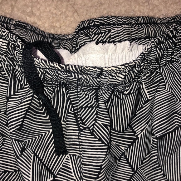 Black and White nike shorts - Picture 4 of 9